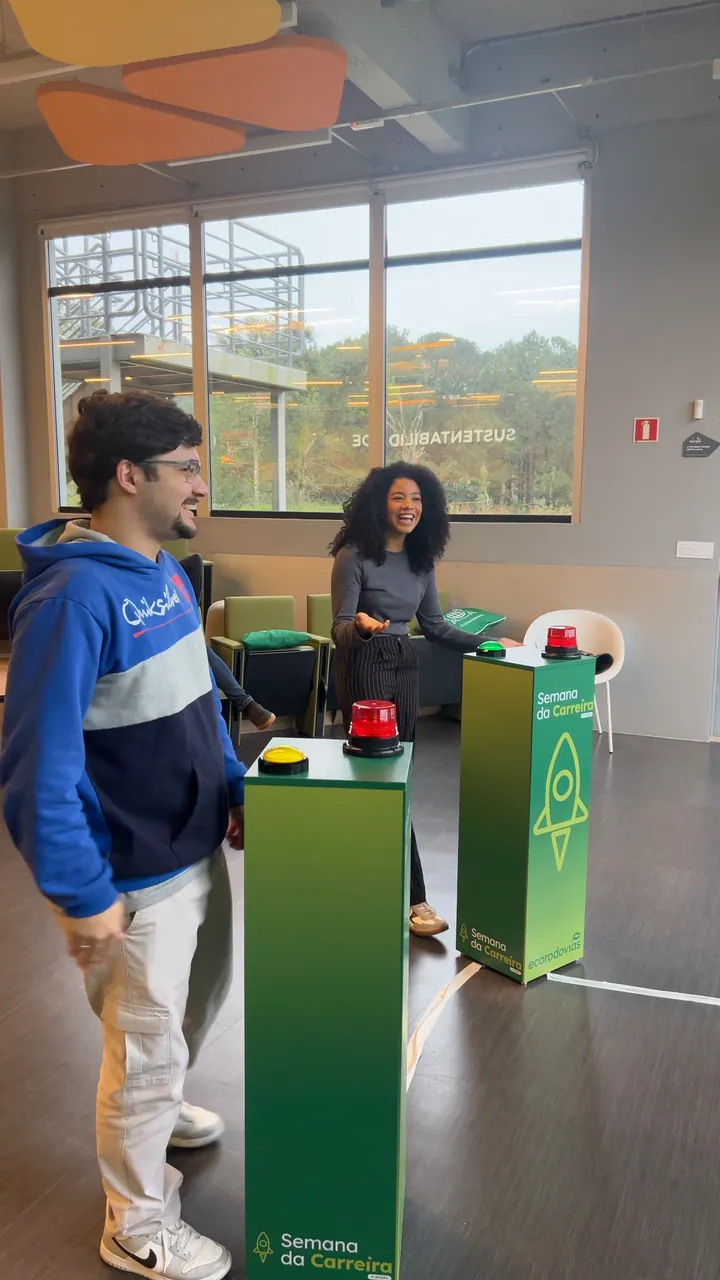 Participantes reagem durante uma rodada do quiz da Semana da Carreira
