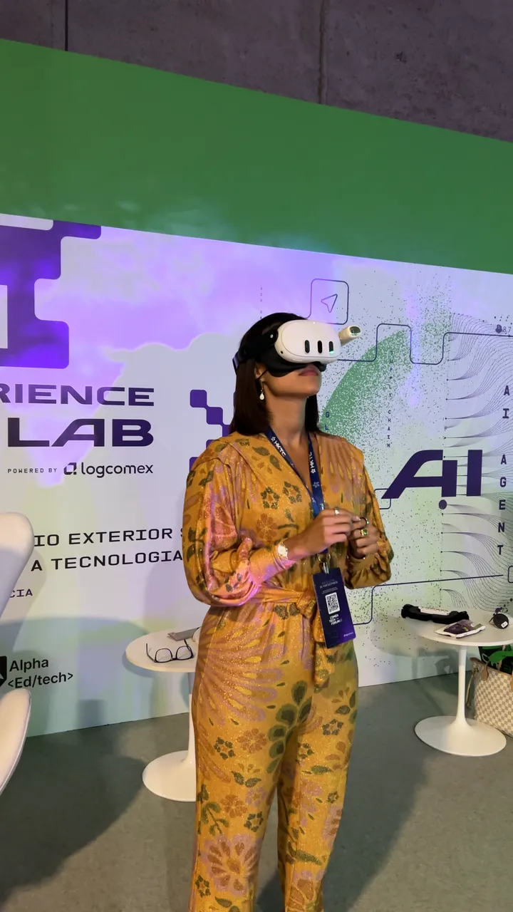 Visitante joga o quiz em VR diante do painel do Experience Lab da Logcomex