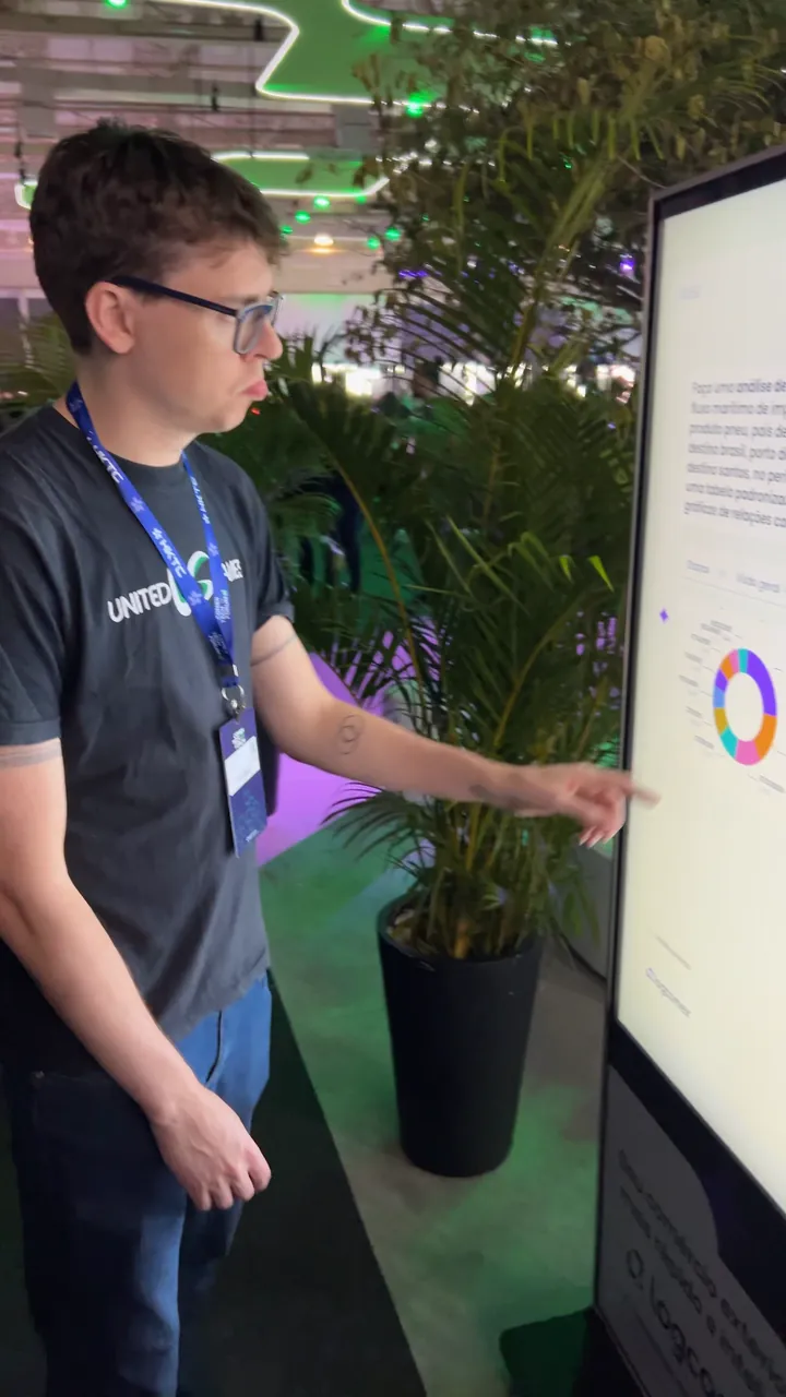 Visitante explora um gráfico na tela do totem de IA da Logcomex