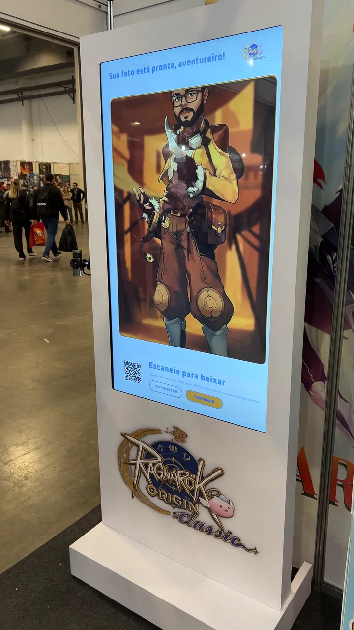 Totem no estande de Ragnarok Origin Classic mostra a foto pronta de um visitante como personagem do jogo