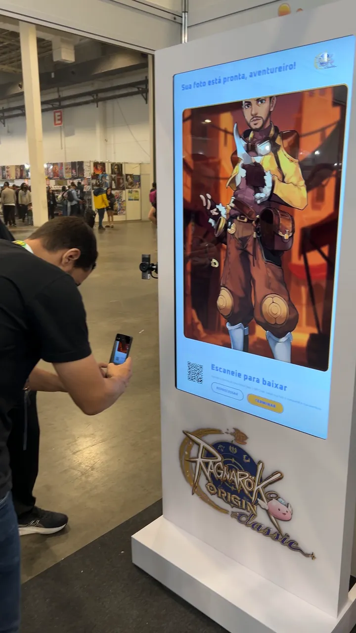 Visitante escaneia o QR Code no totem para baixar seu personagem de Ragnarok
